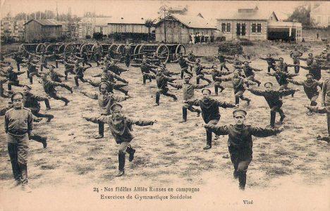 Русские солдаты выполняют асаны хатха-йоги упражнения шведской гимнастики.